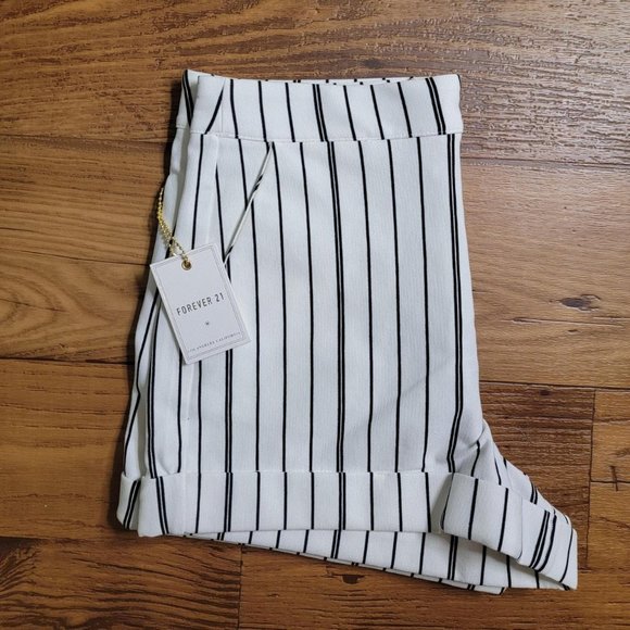 New Forever21 Black and White Zip Up Shorts with Bottom Cuff - Size S - Picture 3 of 3